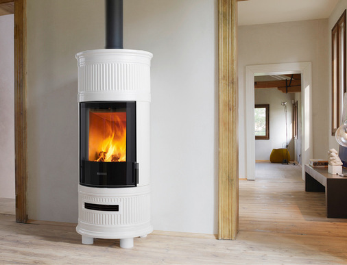 Mit dem kanalisierbaren Scheitholz-Kaminofen „E929 C“ von Piazzetta ­lassen sich mehrere Räume mit Warmluft versorgen.