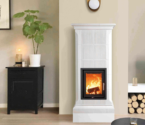 Vergangenheit trifft auf Innovation. Die ganze traditionelle Wärme eines Kachelofens im praktischen Holzofen „Nobile“, von Cerampiù, der einfach und schnell zu installieren ist.