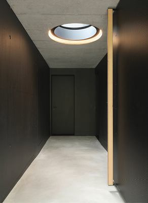 Der Eingangsbereich ist ebenso wie der Treppenbereich ­puristisch gehalten.