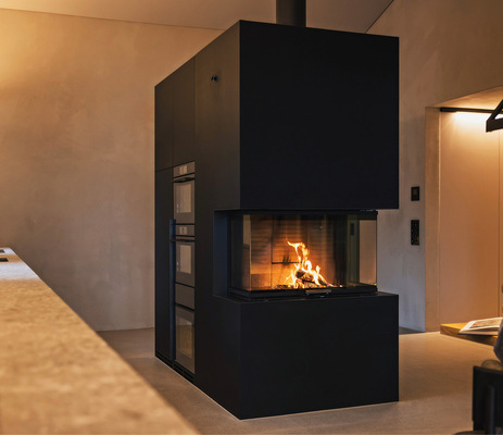 Im rückwärtigen Teil wurden in gleicher Verkleidung Backofen und Grill eingebaut.