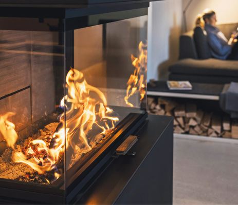 Durch die 3-seitige Verglasung ist das Feuer in allen Bereichen zu sehen.