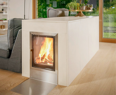 Speicherfeuerraum von Hafnertec mit LE-Technologie als flacher Raumteiler, gebaut von Ofenbau Eberl in Leogang.