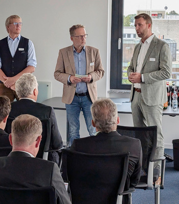 Uwe Schumann (links) und Maximilian Berger (rechts) hielten als Gastgeber die Auftaktvorträge zur Notwendigkeit der Wärme- und Energiewende und dem Beitrag, den die kontrollierte Wohnraumlüftung von Pluggit dazu leisten kann.