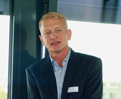 „Schallexperte“ Stefan Libor referierte zu Schallschutzhauben von ATEC, die den Nachbarschaftsfrieden beim Einsatz von geräuschemittierenden Wärmepumpen sichern helfen.