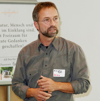 Tobe Hinrichs skizzierte die künftigen Anforderungen an emissionsarme Feuerstätten und welche spezielle technische  Konstruktion von Leda damit korrespondiert.