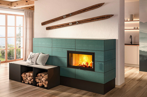 Modell „328“ aus dem Kachelofenprogramm von Ganz wurde mit der Keramik„ IN.PULS“ und mit einer Glasur „Petrol“ gestaltet.