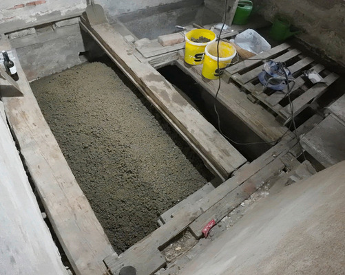 Das fertige Werk auf der Außenseite des Gewölbes wurde zunächst mit Vlies gedämmt und anschließend mit einer Schüttung bedeckt.