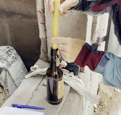 Für die Nachwelt wurden eine Flaschenpost und eine Zeitung vom Tag mit in die Schüttung gegeben.