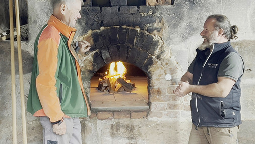Feuertaufe gelungen: Daniel Reisinger (rechts) bei der Übergabe des fertigen Werks.