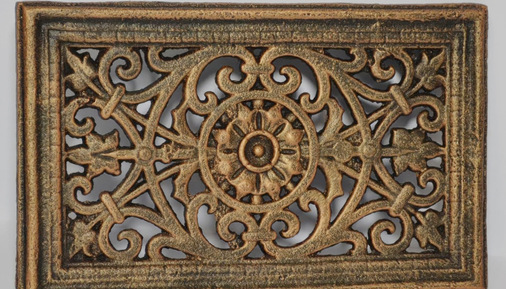 Gusseiserne Ziergitter sind in verschiedenen Ausführungen für ­historisch anmutende Kachelöfen beliebt.