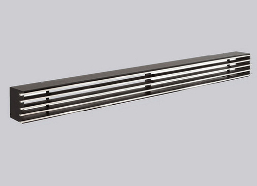 Wenn man die Luftöffnung schon nicht verstecken kann (oder möchte), dann soll sie zumindest besonders edel aussehen – beispielsweise mit polierten Edelstahlrippen-Gittern von Subtiel.