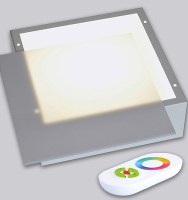 Die mit LED-Technik beleuchtete V-Box von Subtiel bietet die Möglichkeit zum Farbwechsel über die Fern­bedienung.