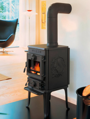 Die kleinen gusseisernen Kaminöfen der „1400er“-Serie von Morsoe mit dem seitlichen Eichhörnchen-Motiv kommen in Deutschland besonders gut an.