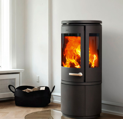 Die Gusseisen-Kaminöfen der „7900er“-Serie von Morsoe verkörpern die Schlichtheit, für die skandinavisches Design so berühmt wurde.