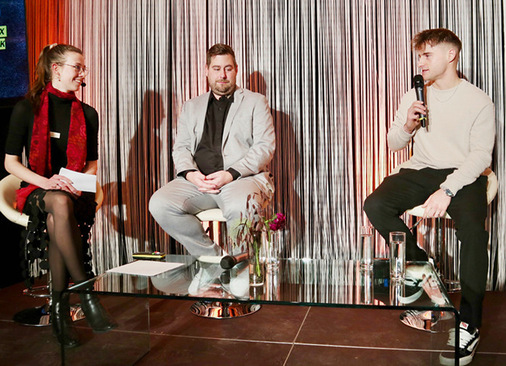 Das zweite Panel wurde vom Nachwuchs der Branche gestaltet. Moderiert von Ofenbaumeisterin Helene Schütze (links) sprachen Christoph Angermayer (Mitte) und @gipserfelix Schröder (rechts) über Chancen und die Zukunft des Handwerks.