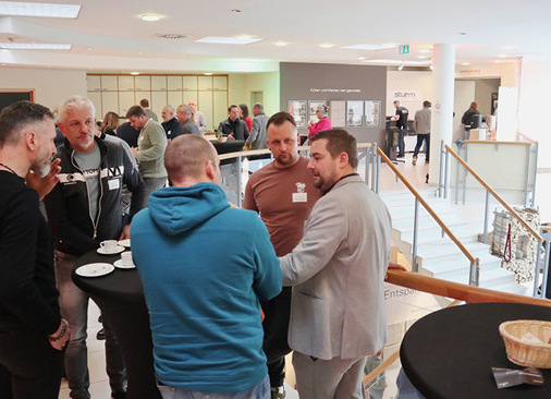 Den ganzen Tag über gab es in der Ausstellung einen regen Austausch mit Fachgesprächen.
