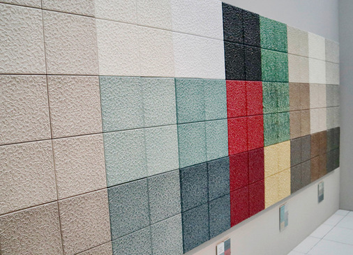 Sehen und Fühlen: Keramik muss man erleben! Hier eine der Musterwände mit aktuellen Sommerhuber-Texturen und -Glasuren.