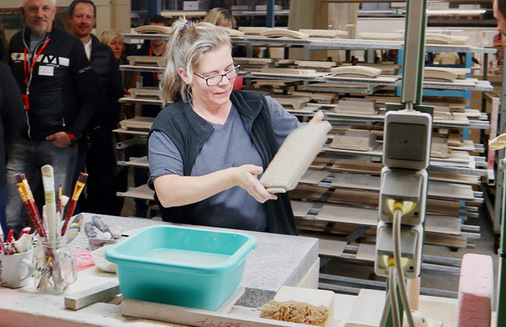 Bei der Werksführung wurde erkennbar, wie viel Manufakturarbeit auch im Rahmen industrieller Fertigung bei Sommerhuber gegeben ist.