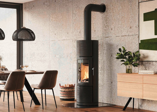 „Greena“: Schlanker Kaminofen mit nachrüstbarem Speicher und zukunftsorientierter Verbrennungstechnik.