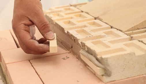 ￼ Mittels der systemeigenen Nut- und Federsteine aus fünf Zentimeter starken Ofenschamotteplatten wird nun oberhalb des Ofensockels der Brennraum hergestellt.