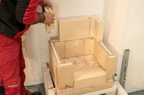 ￼ Durchdacht bis ins Detail: Auch für die schnelle und unkomplizierte Eckaus-bildung des Grundofenkerns kommen vorgefertigte, passgenaue Schamotteplatten im Nut- und Federverfahren zum Einsatz.