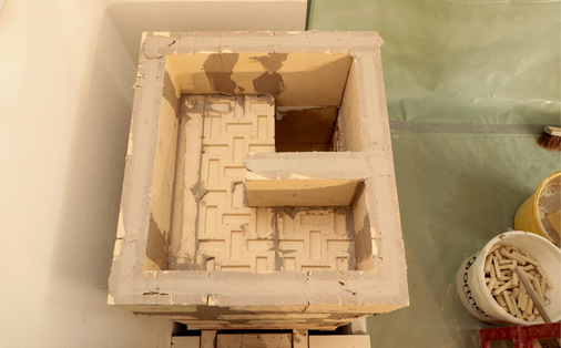 Schön zu sehen: Der vom Ofensetzer vor Ort manuell hergestellte erste Zug vom Brennraum in die darüberliegende Ebene.