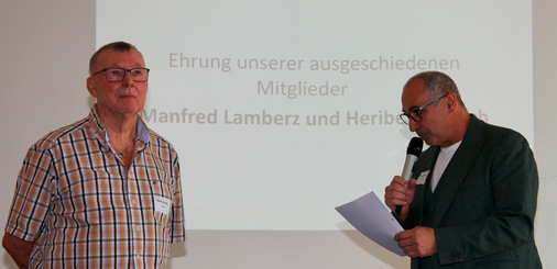 Manfred Lamberz (links) wurde  für seine langjährige aktive Mitgliedschaft in der Innung zum Abschied geehrt.