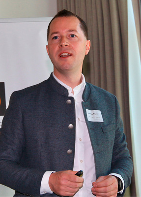 Hubertus Brunner zeigte auf, dass die PV-Ofenheizung häufig nicht nur die schönere, sondern obendrein die wirtschaftlichere Alternative zur Wärmepumpe ist.