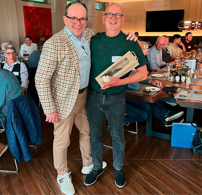 Die Tombola bescherte K&L-Redakteur Henze eine Flasche Weißburgunder übeerreicht durch Günter Meurer, ­Geschäftsführer der Innung Hessen.