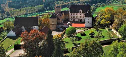 Schloss Weitenburg über dem Neckartal.