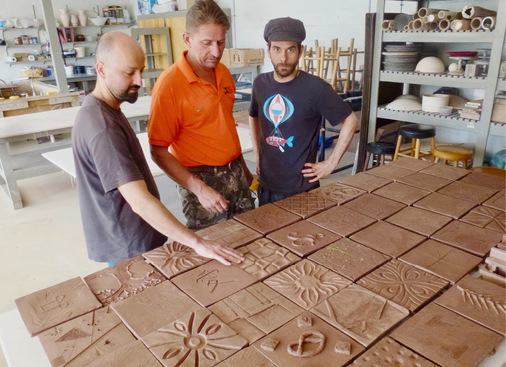 Auf einem der MHA-Jahrestreffen haben Teilnehmer Keramik selbst gemacht. Steinhäuser findet, das sollte Bestandteil jeder Ofenbau-Ausbildung sein.