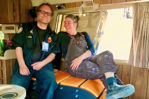 Für den Speicherofen im Wohnmobil von firetube-Gründer Axel Schmitz (links) schuf Jessica Steinhäuser die Keramik, die, um etwas beweglich zu bleiben, mit Edelstahldraht „vernäht“ wurde.