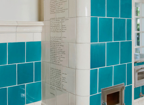 Mit großer Vorliebe bindet Steinhäuser individuelle Wünsche – wie hier ein Stück Poesie – ihrer Auftraggeber in ihre Entwürfe ein.