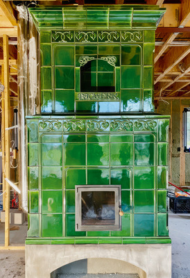 In diesen Kachelofen wurden Details des bekannten Jugendstil-Künstlers Richard Riemerschmidt eingearbeitet.