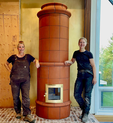 Für zehn Monate war Amelie Quincke (rechts), Tochter der deutschen Ofenbau-Meisterin Gudrun Quincke, als Erasmus-Studentin bei Jessica Steinhäuser tätig.