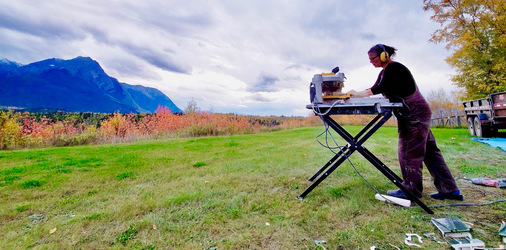 Kanada  ist ein Land mit großen Entfernungen und Steinhäusers Kunden kommen inzwischen von überall. Für einen ihrer Auftraggeber mussten sie und Mario Zauner sieben Stunden Flugzeit und zwei Autostunden je Richtung einkalkulieren dafür entschädigen die Natur und ein faszinierender Ausblick bei der Arbeit.