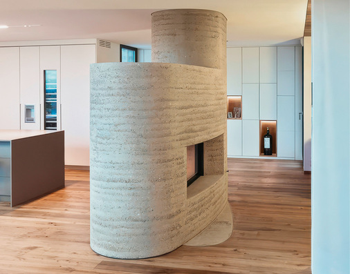 Mit diesem Lehmofen zeigt Pöhl, wie man ein klassisches Naturmaterial im Ofenbau mit einem besonders modernen Look umsetzen kann.