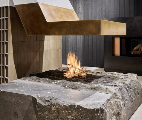 Reduziert aufs Wesentliche – so präsentiert sich dieser  Kamin (Bild links und rechts) in Pöhls Ofenstudio.