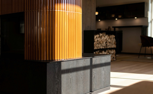 Eyecatcher im Wohnraum: die vertikale Rillenform der modernen Kachelkeramik.