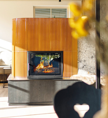 Mittelpunkt des Hauses: Der wärmspendende Heizkamin, der auch das zentral gelegene Treppen haus mit angenehmer Wärme versorgt.