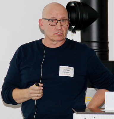 Michael Kühner, technischer Landesinnungswart der Schornsteinfeger in Rheinland-Pfalz, klärte über LAI-Fragen sowie übers   „staubarme Kehren“ auf.