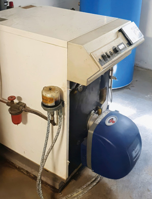 Der alte Ölheizkessel ist nicht mehr in Betrieb. ­Brauchwarmwasser wird über Durchlauferhitzer erzeugt.