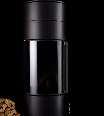 Mit „Living Fire“ und „RobaxNightFlame“ zeigt Spartherm, wie Farbe und Glas die architektonische Wirkung moderner Feuerstätten bestimmen.