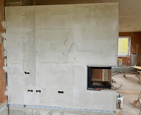 Kantenschutz aufkleben und Gewebe mit Dünnbettmörtel aufziehen. Dazu optimalerweise eine Zahnspachtel 8-10mm verwenden. Das Gewebe muss immer den Kantenschutz überlappen.