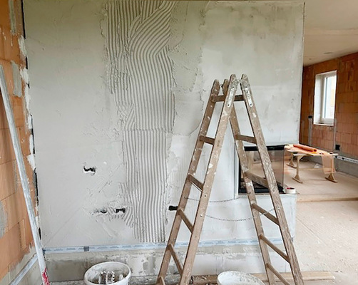 Putz mit Rundzahnspachtel aufziehen. So entsteht eine gleichmäßige Putzdicke.