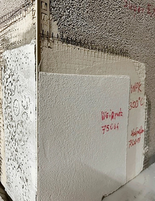 Prüfstück, dass auf 300 °C erhitzt wurde. Man beachte die Vergilbung auf dem Textilglasgitter, die nicht durch den Putz schlägt.