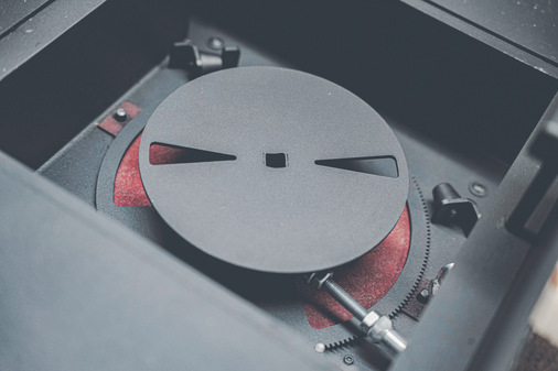 Optimale Dosierung mit dem evo Luftmodul. Die Primärluft stellt sich bereits ab, wenn der Luftschieber 20% geschlossen ist. Dies erzeugt eine optimale Sauerstoffdosierung, sodass sich das Glutbett länger hält und die Flammen ruhiger brennen. Das bedeutet weniger Rußpartikel, verbesserte Abgaswerte, länger saubere Scheiben und eine gezielte Steuerung der Primär- und Sekundärluft.