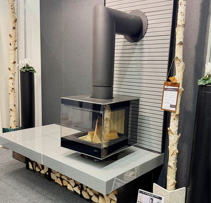 Drehfeueranlage  P3S mini von Ofen Innovativ mit Kachel-Rückwand K30 Proline und Feuertisch 11 cm, Glasur 1037 perlgrau.