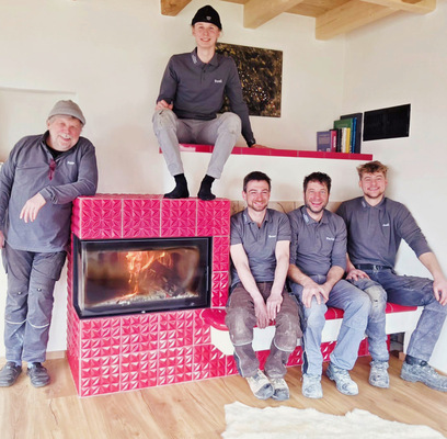 Das Team von Müller Ofenbau (v.l.n.r.): Sepp Müller (Senior Chef), Ferdinand Müller (Junior Chef), Benedikt Raab (Geselle), Florian Ostermaier (Geselle) und Andreas Lengsfeld.