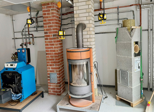Dadurch, dass Schornsteinfeger ein zum Ofenbau benachbartes Gewerk ausüben, ist auch die Ausstattung der Schule perfekt für beide Berufe geeignet.